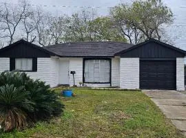3BR Spacious Home with Backyard