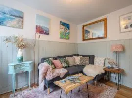 St Ives apartment less than 5 minutes walk to beach parking available