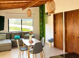 Caba&ntilde;a rodeada de frutales - Granja la miel, camping em Corrales