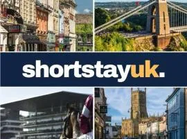 18CB 2 bedroom Apartment, Sleeps 4, Long Stays, Free Parking in a great location