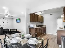 Gorgeous Two Bedroom Sleeps 6! Close to Strip!