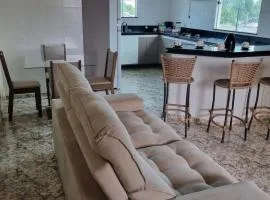 Casa espaçosa, Mobiliada e bem localizada