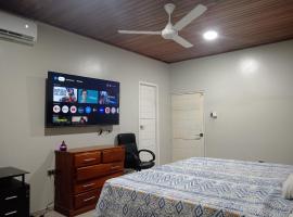 Alojamiento CASA LUNA, hotel com estacionamento em Iquitos