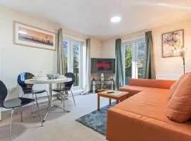 Balmoral Court -Sleeps 6 - Free Parking with Workspace - Balcony & High-Speed WiFi