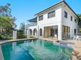 Beach Front Beach Break - Spacious Home with Pool - Perfect for a Large Family & Group Accommodation