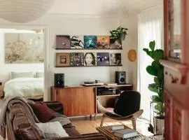 Stylish and Relaxing - Bathtub, Vinyls, Fireplace