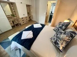 Spacious George self catering apartment for families, golfers, business travellers and couples 1 queen bed 2 sleeper couches