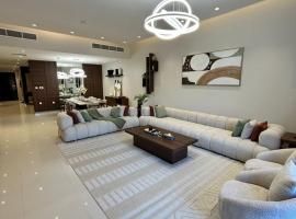 The Riviera Luxury Villa - Seaview Al Dana Fujairah, hotel con pileta en Fujairah