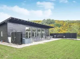 Six-Bedroom Holiday Home In Ebeltoft