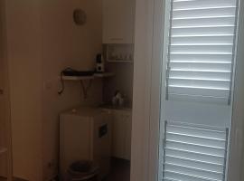 airportandbeachhouse, hotel v destinaci CTA