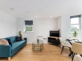 Modern 2-Bedroom Apartment, Leatherhead, Sleeps 4