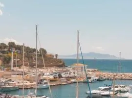200m de la plage ,3mn du port à 50m du centre ville