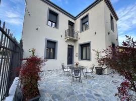 La Petite Mansion, next to the city center!, hotel v destinaci Volos