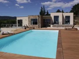 Maison contemporaine piscine avec vue panoramique