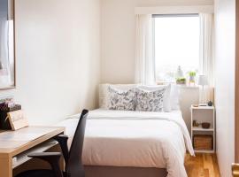 Private room in a family home with great views, habitación en casa particular en Reikiavik