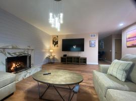 Unique 7bedroom-3bath sleeps 14, hotel in Escondido