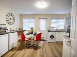 Edwards House, Sleeps 5 in 3 bedrooms, Bath Road, Cheltenham