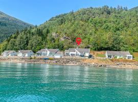 4 Bedroom Awesome Home In Luster, hotel di Luster