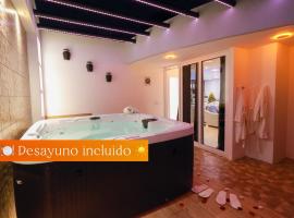 Espectacular y Moderno Apartamento Paradise a 15 min en vehiculo del Zocalo de Oaxaca，瓦哈卡德華雷斯的有熱水按摩池的飯店