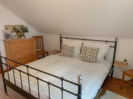 Charmantes & privates Ferienhaus am Pledlberg, villa à Winzer