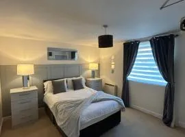 stylish two bed Ipswich apartment close to the waterfront sleeps 5 perfect for contractors leisure travel stays