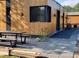 "Chalet Zanna" privéaccomodatie op park, begaafdzorgtse, hotel in Opende