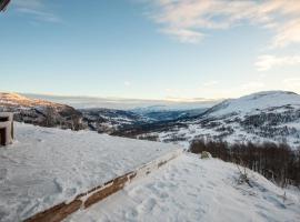 Mountain Cabin with Stunning Views, Extra Space Available, khách sạn ở Sogndal