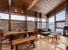 Mountain Cabin with Stunning Views and Optional Extra Unit, hotel en Sogndal