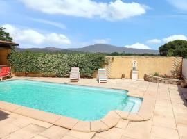 Maison avec piscine privée à Caromb, idéale pour famille, Hotel in Caromb
