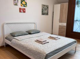 Modern old town studio - Balcony, Coffee, Wifi, hôtel à Vinohrady