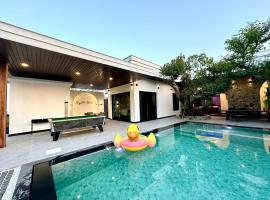 Crystal Cove Pool Villa Pattaya, hotel in Ban Huai Yai