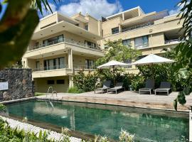 NEW Beachfront 3-bedrooms Apartment in Tamarin, hotel v destinaci Tamarin