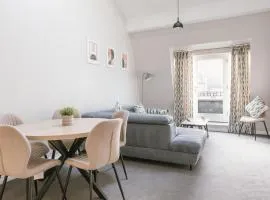 Chic 2-Bed, 2 Bath Apt in City Centre Sleeps 6, Free Secure Parking