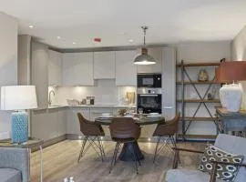 Stylish 2-Bed Penthouse Sleeps 6 Central Location