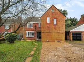 Detached 3 story 5 bedrooms, 4 double, 1 single 9 guests