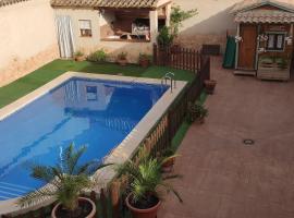 Casa Rural el Pajar Piscina para 3 apartamentos, hotel en Argamasilla de Alba