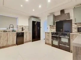 Spacious 5-Bedroom Home, Sleeps 9, Near Hospital with Driveway Parking