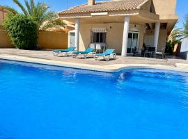 CHALET CON PISCINA A 100m DE LA PLAYA LA MANGA, chalet de montaña en La Manga del Mar Menor
