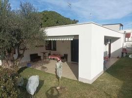 Villa Jacqueline a 300 mt dal mare - Torre Specchia Ruggeri, hotel in Torre Specchia Ruggeri