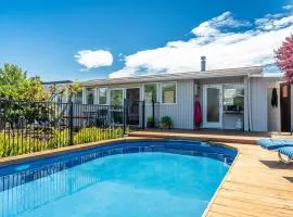 Studio Twenty5, Unique Poolside Retreat Near Nelson