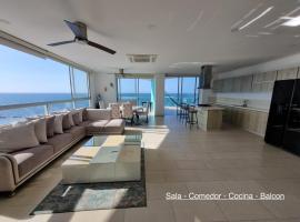 Espectacular apto frente al mar, medenc&eacute;vel rendelkező hotel Cove&ntilde;asban
