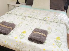 Pretty bedroom private bathroom, hotel in Hacienda Heights