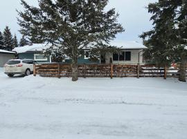 2 bedroom next to Golf Course, коттедж в городе Nipawin