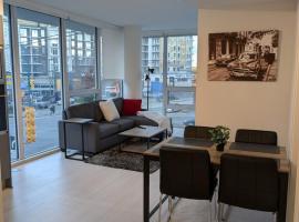 Modern 2 bedroom condo with AC in Olympic Village, apartmán v rezidenci v destinaci Vancouver