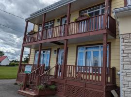 Les Appartements de Belle-Maman, hotel con pileta en Saint Francois De I'lle d'Orleans