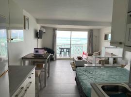 Beachfront apartment, hotel v destinaci Marigot