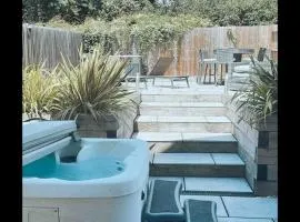 3 Bedroom Beautiful Home with Garden, AC, Hot Tub