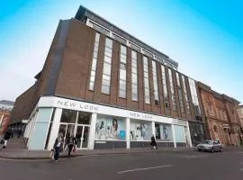 City Centre Most Central Location - New York Style 2 Double Bedrooms Apartment with 6 Beds - most Central Location in the heart of the Nightlife - Two Bathrooms and Kitchen - Parking for Cars and High Top Vans from Five Pounds a Day