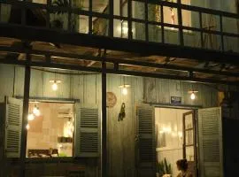 Lahom - Nhà Gỗ Nguyên Căn Gần Chợ Đêm