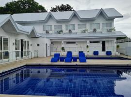 Blu Serenity Villas & Hotel by SMS Hospitality, hotel v destinaci Los Banos